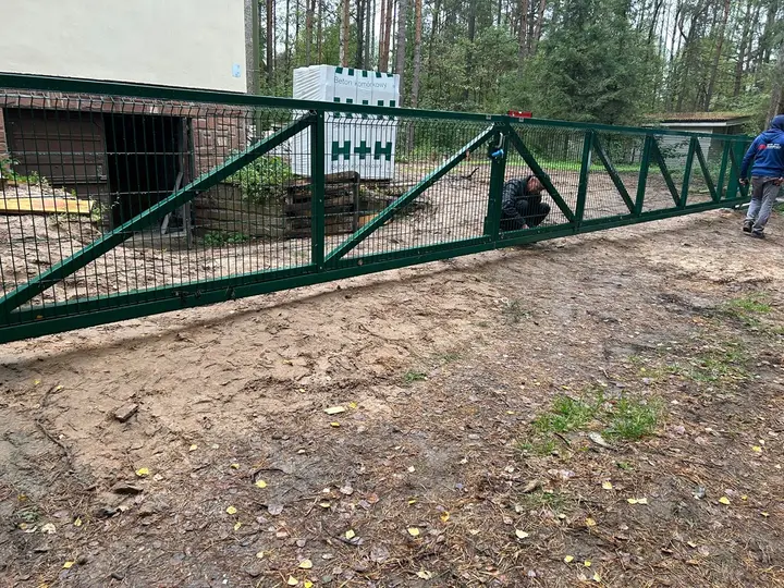 Ogrodzenie panelowe wokół budynku użytkowego