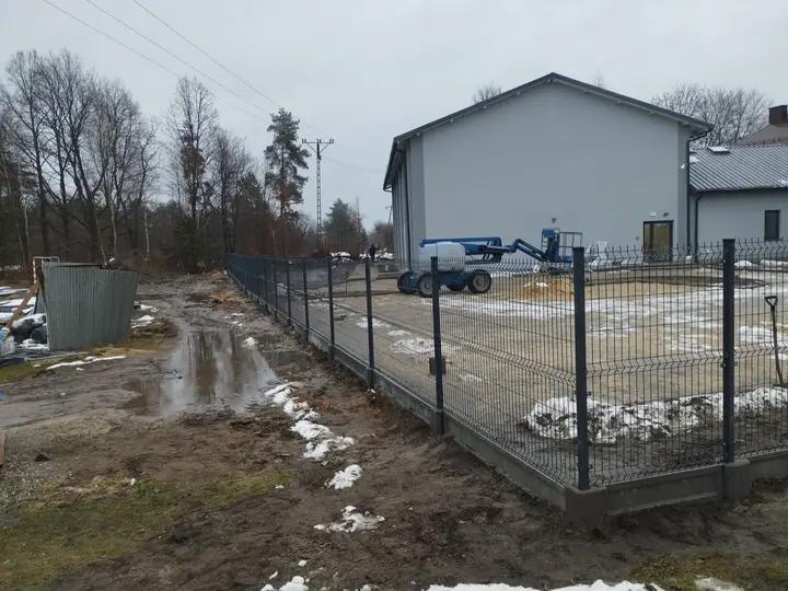 Brama dwuskrzydłowa z panelowym wypełnieniem przy podjeździe