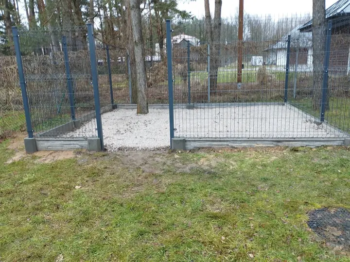 Ogrodzenie panelowe z podmurówką i miejscem na furtkę