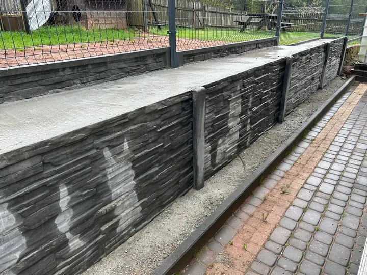 Detal podmurówki ogrodzeniowej z okładziną imitującą kamień