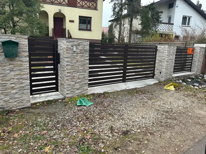 Brama i furtka z poziomych profili między słupkami z jasną okładziną